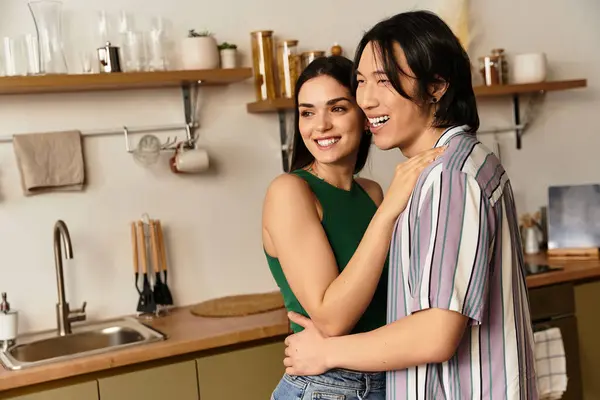 Um casal amoroso ri juntos em sua cozinha acolhedora, fazendo doces lembranças. — Fotografia de Stock