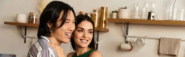 Una pareja comparte calidez y felicidad juntos en su acogedor hogar. — Stock Photo