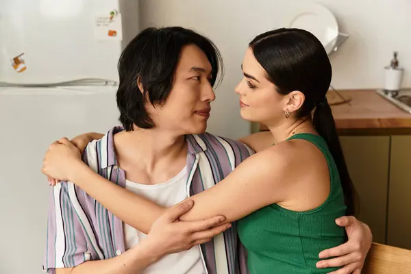 Casal desfruta de um momento íntimo em casa, trocando olhares amorosos e abraços calorosos. — Fotografia de Stock