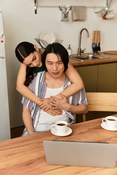 Liebendes Paar umarmt sich in der Küche, genießt Kaffee und Anschluss an einen ruhigen Nachmittag. — Stockfoto