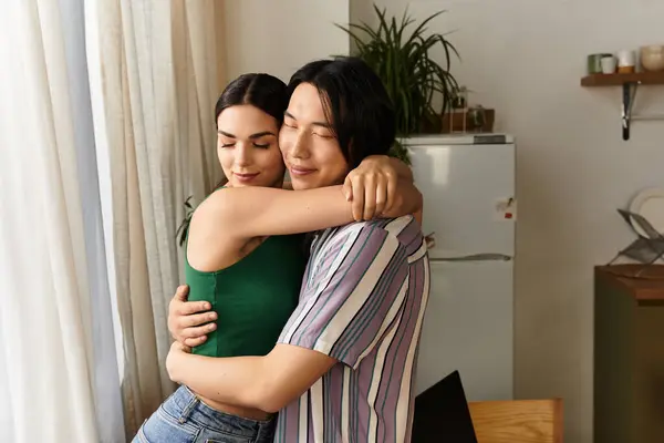 Ein Mann und eine Frau umarmen sich innig in ihrem gemütlichen Wohnbereich voller Wärme und Zuneigung. — Stockfoto