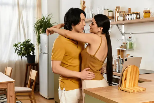 Um casal desfruta de um momento terno juntos em sua casa convidativa, abraçando alegremente. — Fotografia de Stock