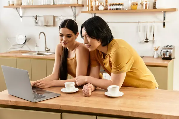 Paar genießt die Zeit zu Hause und teilt das Lachen beim Surfen auf dem Laptop. — Stockfoto