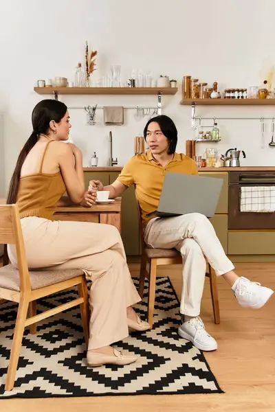 Um casal compartilha um caloroso chat de café em casa, envolto em um ambiente acolhedor e amoroso. — Fotografia de Stock