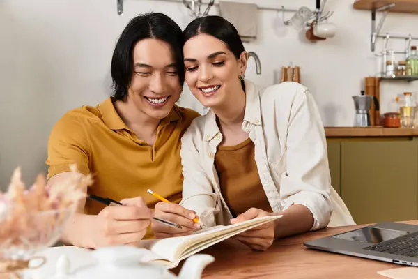Couple smiles and collaborates on a creative project in their warm, inviting living space. — Stock Photo