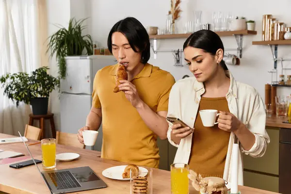 Casal compartilhando uma manhã deliciosa, saboreando alimentos e bebidas enquanto desfrutam uns dos outros companhia. — Fotografia de Stock