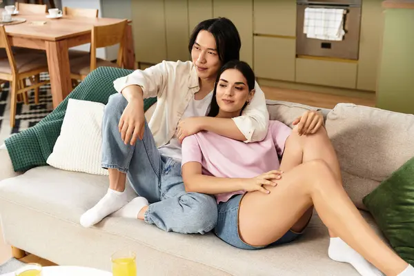 Heartfelt connection shines as a couple enjoys each others company in a cozy home environment. — Stock Photo
