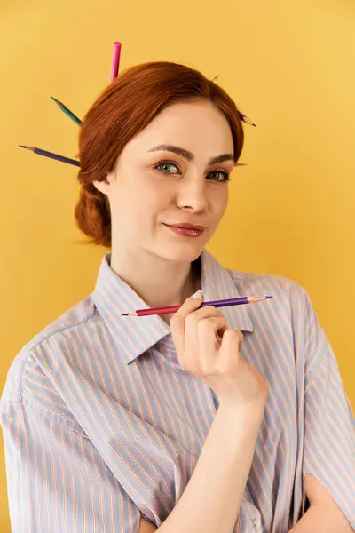 A young woman displays her artistic flair with colorful pencils against a bright backdrop. — Stock Photo