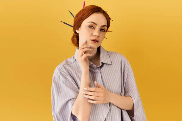 Una giovane donna posa con grazia, mostrando la sua arte con matite colorate tra i capelli. — Foto stock