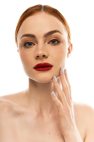 Una mujer joven posa con confianza, mostrando sus rasgos radiantes y maquillaje impecable. — Stock Photo