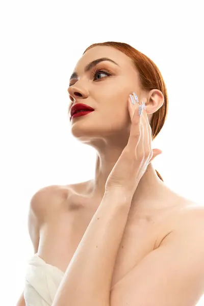 A beautiful young woman showcases her flawless complexion, exuding confidence and poise. — Stock Photo
