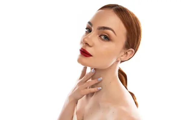 Una mujer hermosa con el pelo rojo mira pensativamente, exudando elegancia y encanto. - foto de stock