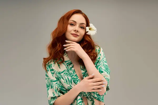 A beautiful young woman poses gracefully, flaunting her vibrant style and a flower in her hair. — Stock Photo