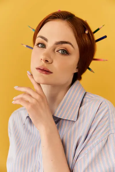 A young woman with striking features poses, showing her artistic flair with colorful pencils. — Stock Photo