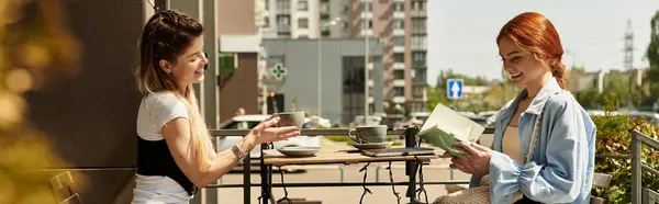 Beste Freunde unterhalten sich angeregt beim Kaffee im Freien in einem Café, Banner — Stockfoto