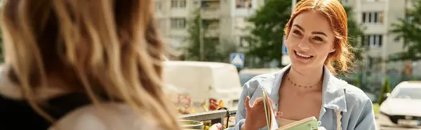 Due belle giovani donne chiacchierano felicemente in un caffè, banner — Foto stock