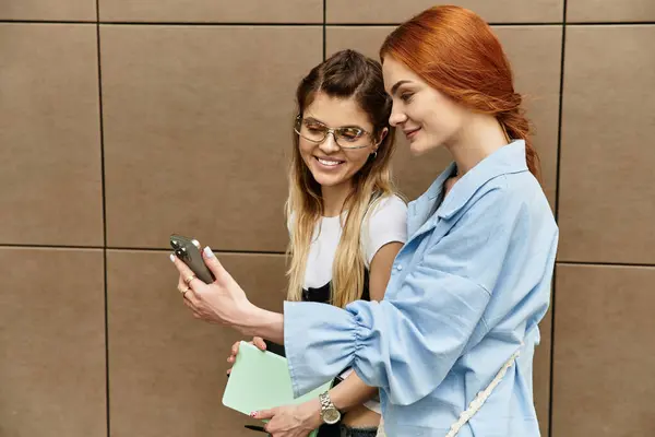 Two young women delight in conversation and laughter while enjoying the great outdoors. — Stock Photo
