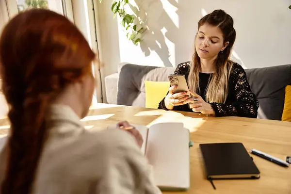 Zwei Freunde studieren, während sie ihre Zeit in einem stilvollen Café genießen. — Stockfoto