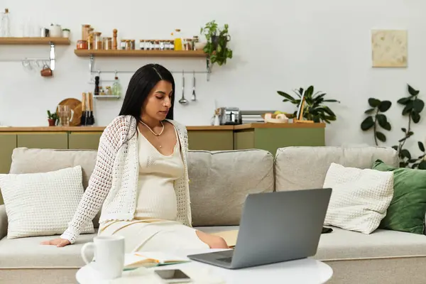 Werdende Mutter genießt einen ruhigen Moment zu Hause, umgeben von viel Grün und Komfort. — Stockfoto