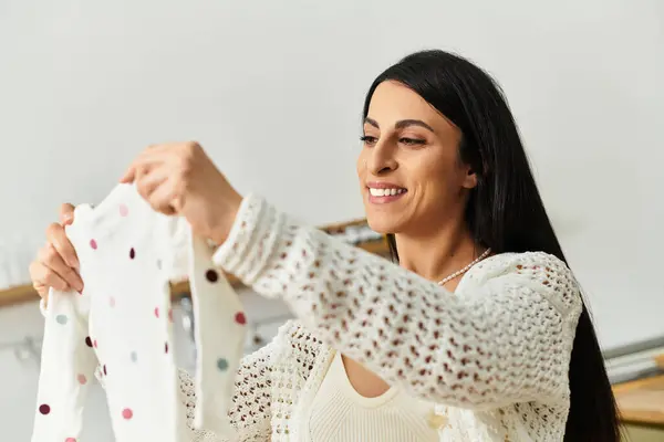 Mulher excitada em um ambiente quente detém uma roupa minúscula para sua chegada. — Fotografia de Stock