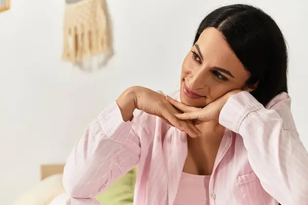 Junge Frau reflektiert freudig, während sie sich zu Hause während ihrer Schwangerschaftsreise entspannt. — Stockfoto