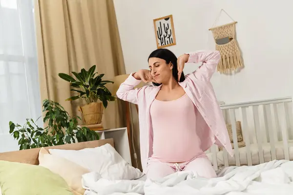 Uma jovem se estende pacificamente em seu quarto sereno, brilhando com a gravidez. — Fotografia de Stock