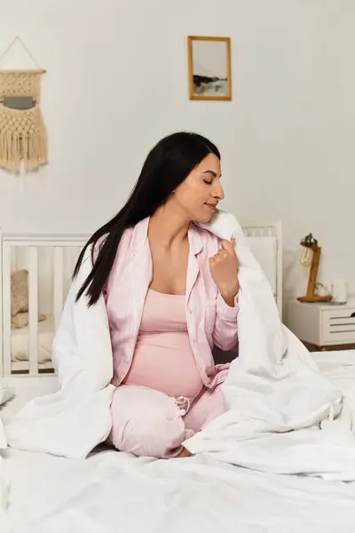 Jovem mulher bonita desfruta de um momento de paz enquanto mostra seu bebê colisão em um ambiente acolhedor. — Fotografia de Stock