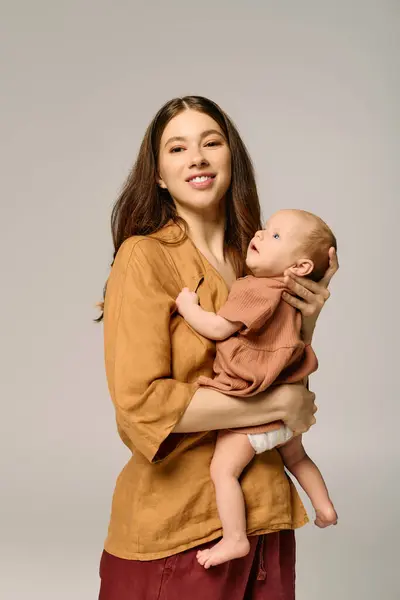 Una madre splendente stringe teneramente il suo bambino, celebrando la bellezza dei legami familiari.. — Foto stock