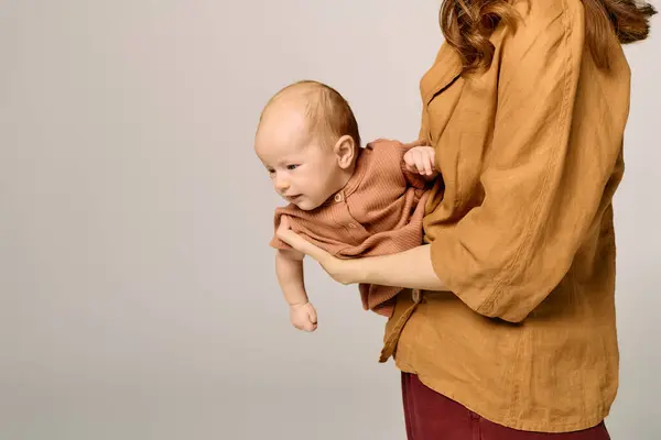 Un dolce abbraccio cattura il legame tra una giovane madre e il suo bambino, mostrando amore e gioia. — Foto stock