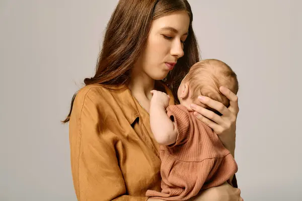 A young mother shares a tender moment with her child in a cozy, loving atmosphere. — Stock Photo
