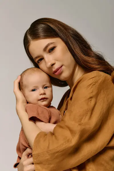 A beautiful young mother enjoys a tender moment with her little child, exuding warmth and love. — Stock Photo