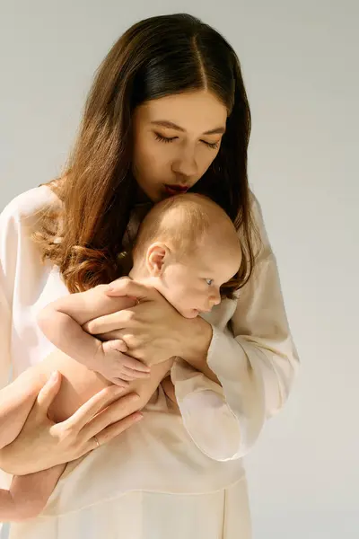 Una madre amorevole culla il suo bambino in un'atmosfera serena e tenera. — Foto stock
