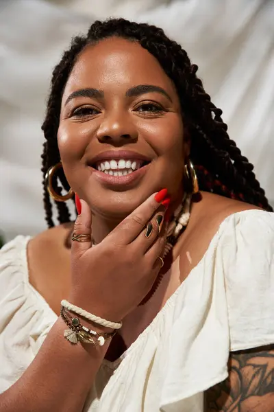 Eine fröhliche Afroamerikanerin im Sommerkleid posiert freudestrahlend inmitten üppigen Grüns. — Stock Photo