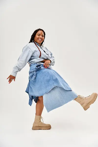 A stunning African American woman showcases her vibrant personality in a denim ensemble. — Stock Photo