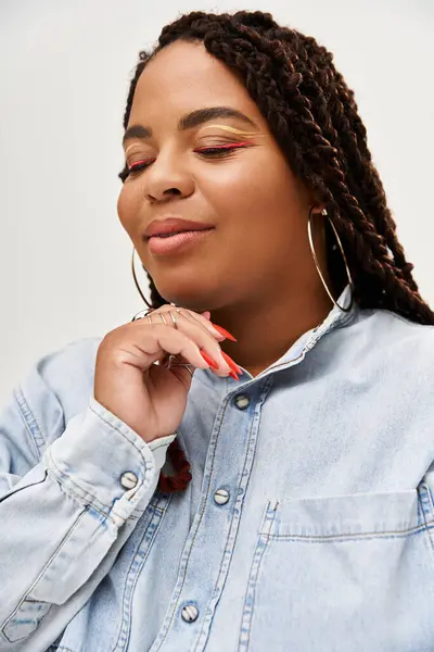 A pretty African American woman with braids showcases her style while posing in a studio setting. — Stock Photo