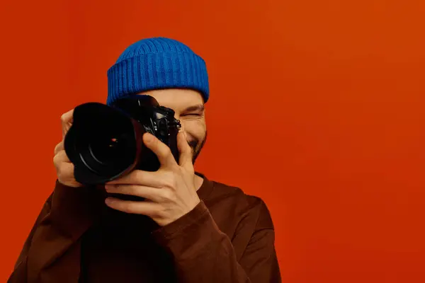 A handsome young man joyfully focuses his camera, ready to capture the perfect shot. — Stock Photo
