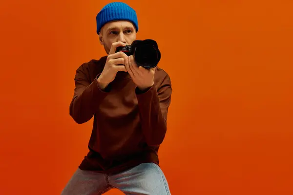 A handsome young man poses with a camera, ready to capture unique artistic moments. — Stock Photo