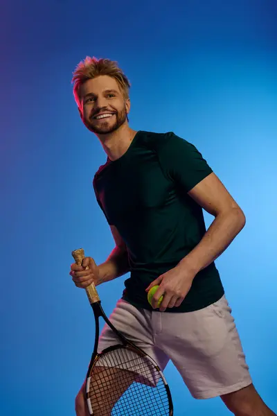Un bel giovanotto gioca a tennis con entusiasmo, mostrando il suo sorriso vibrante e lo stile sportivo. — Foto stock
