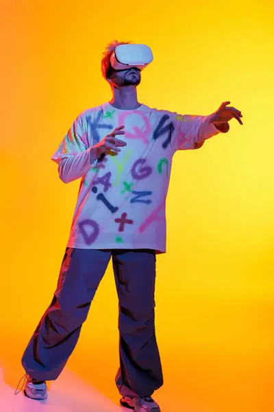 Handsome young man interacts with virtual reality in an artistic setting filled with vibrant colors. — Stock Photo
