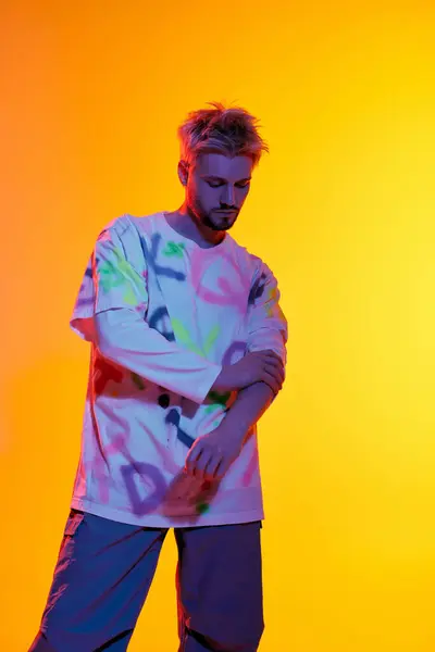 Jeune homme met en valeur son style unique dans un cadre lumineux, rayonnant de charisme et de confiance. — Photo de stock