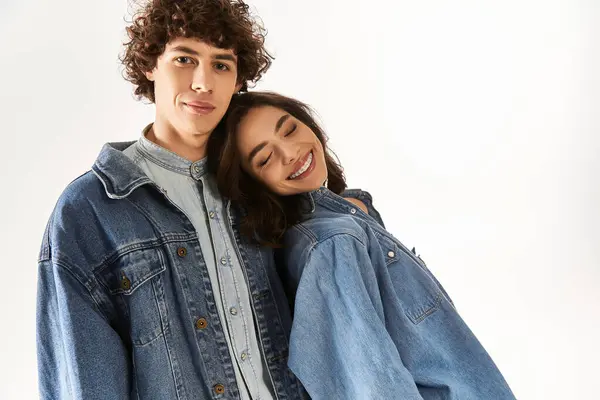 Um jovem casal desfruta de um momento terno juntos, mostrando seus olhares de ganga na moda. — Fotografia de Stock