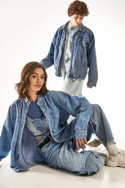 Um casal elegante exibe seu amor em correspondência denim, irradiando elegância e charme. — Fotografia de Stock