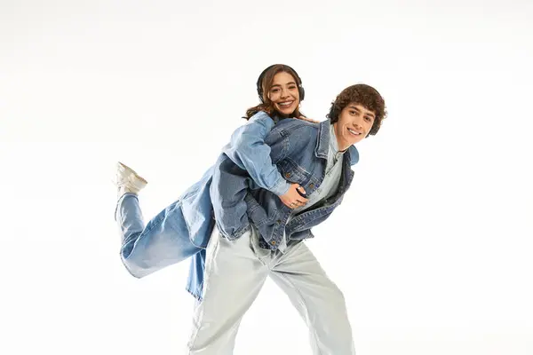 Ein verliebtes Paar teilt eine freudige Erfahrung und zeigt seine stilvolle Jeans-Kleidung und Zuneigung. — Stockfoto