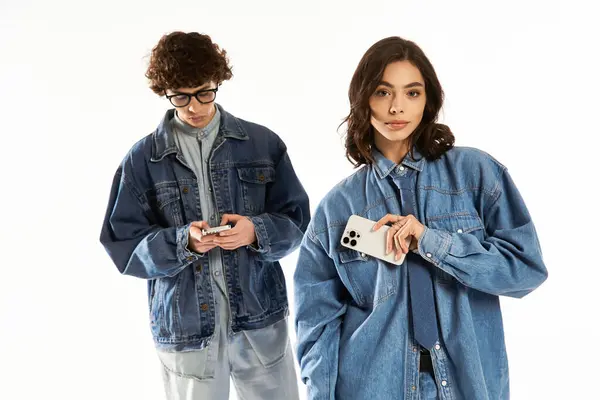 A fashionable young couple expresses their love with playful smiles while showcasing trendy outfits. — Stock Photo