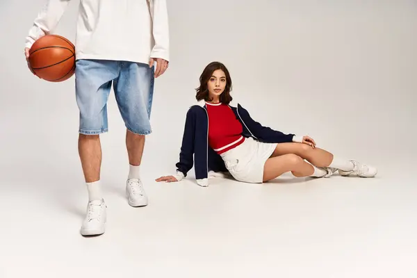 Ein stylisches Paar teilt die Freude an trendiger Sportbekleidung während des lustigen Spielens. — Stockfoto