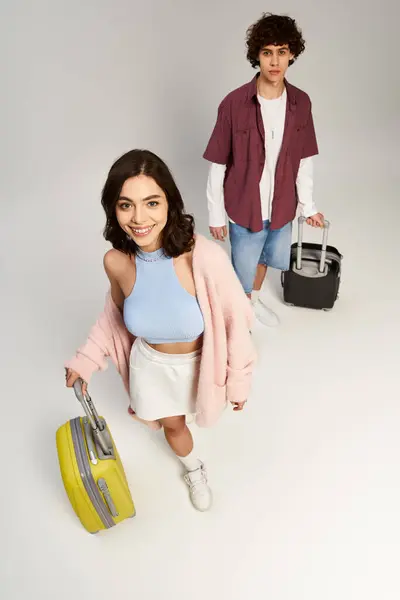 A trendy couple is excitedly preparing to embark on a journey, creating memories together. — Stock Photo
