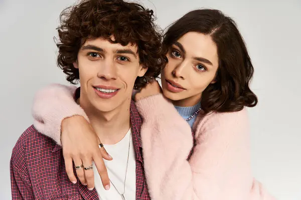 Casal jovem elegante sorri calorosamente, incorporando romance e conexão em um ambiente moderno. — Fotografia de Stock