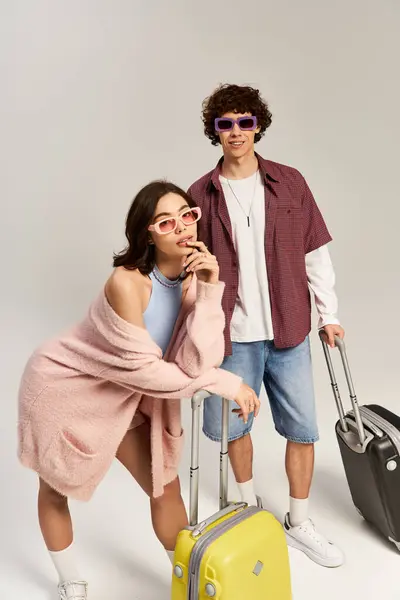 Um casal elegante posa junto com bagagem, exalando amor juvenil e emoção para viajar. — Fotografia de Stock