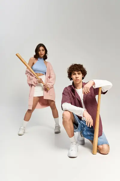 Casal jovem exibe seu lado brincalhão em roupas da moda e poses marcantes em estilo mínimo. — Fotografia de Stock