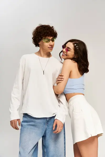 Um jovem casal mostra seu senso de moda com poses lúdicas e sorrisos genuínos, irradiando amor. — Fotografia de Stock